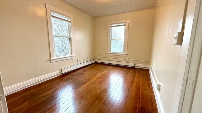 Building Photo - 70 Maple St