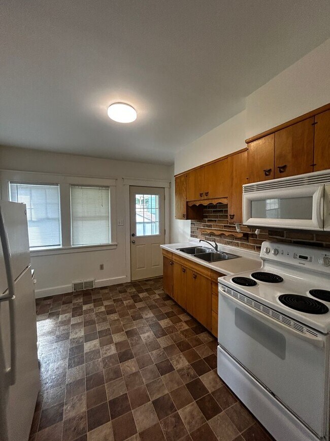 Foto del edificio - 104-104 Morley Pkwy