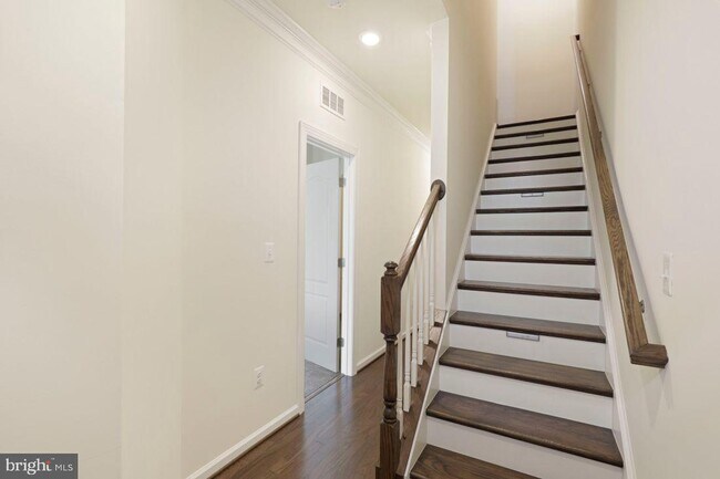 Building Photo - 628 Totten Pl NE