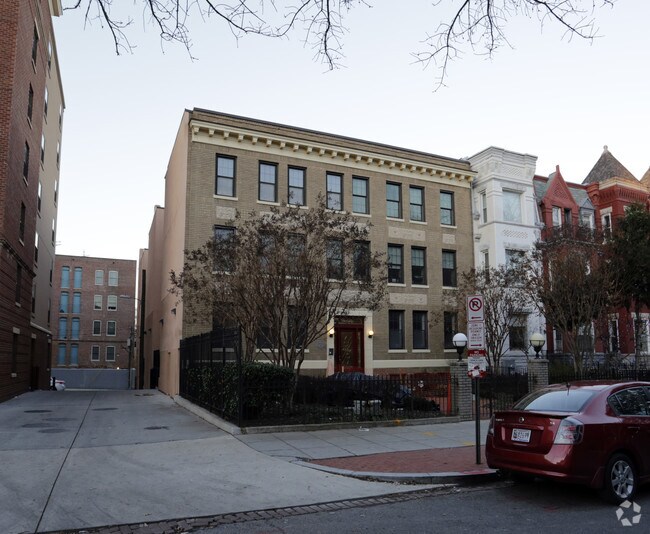 Foto principal - 1361 Irving St NW