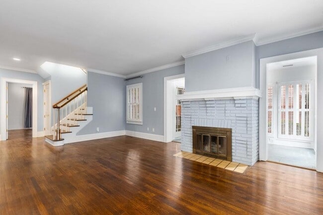 Building Photo - 656 Yorkshire Rd NE