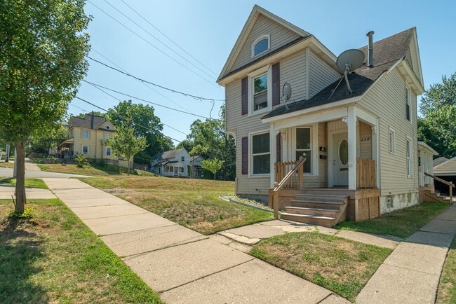 Building Photo - 258 Quimby St NE
