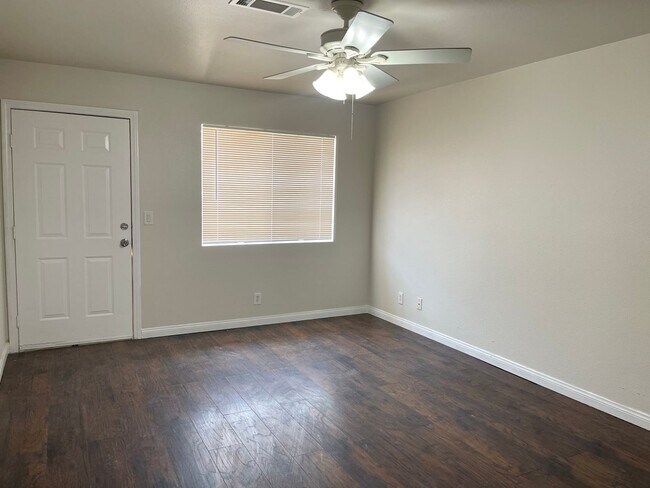 Foto del edificio - READY NOW! 3+2 with garage and large fenced backyard