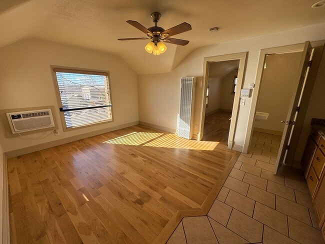 Foto del edificio - 902 W 11th St