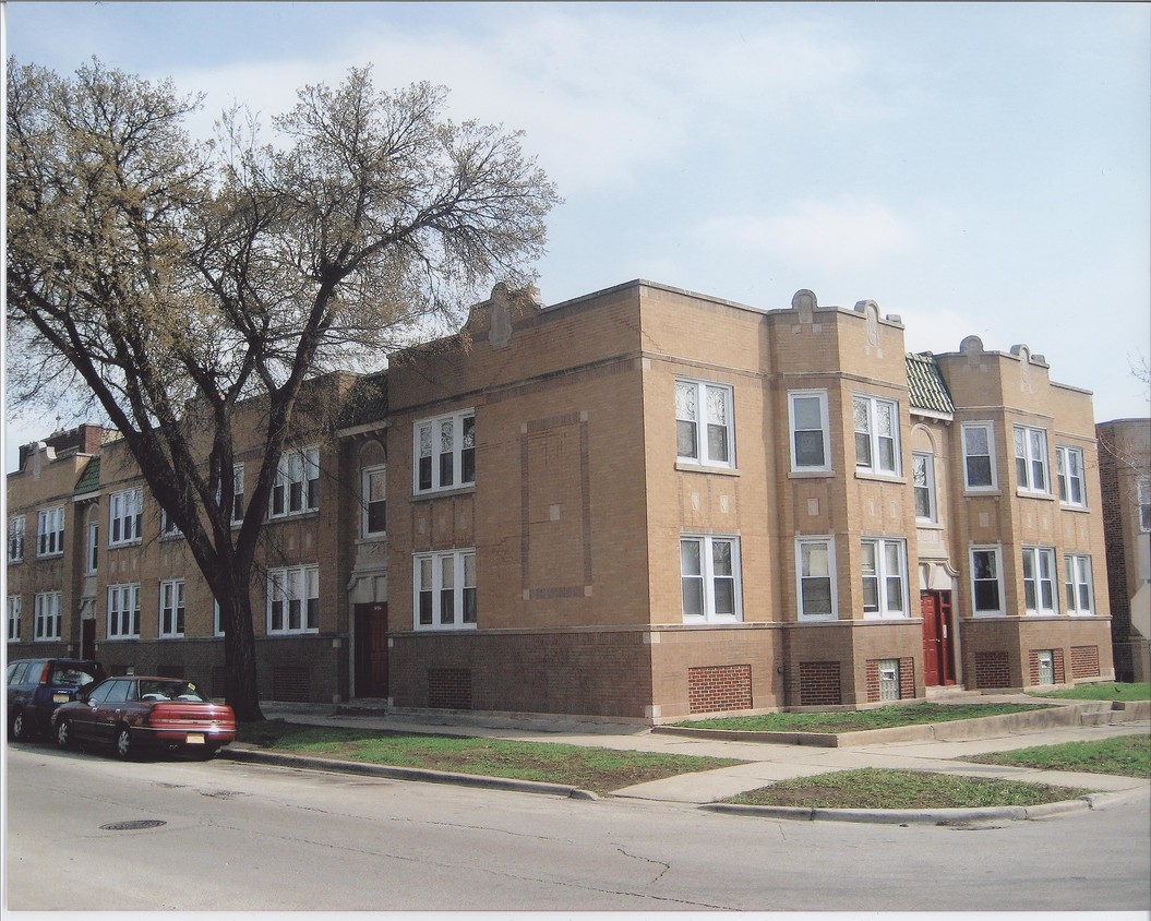 Hermoso edificio de estilo antiguo. - 2539 N Lamon Ave