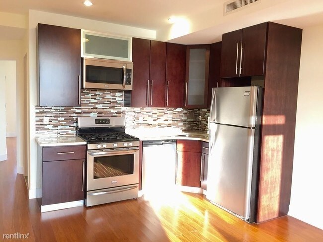 Building Photo - 2 br, 1 bath  - 2528 30th Dr Penthouse
