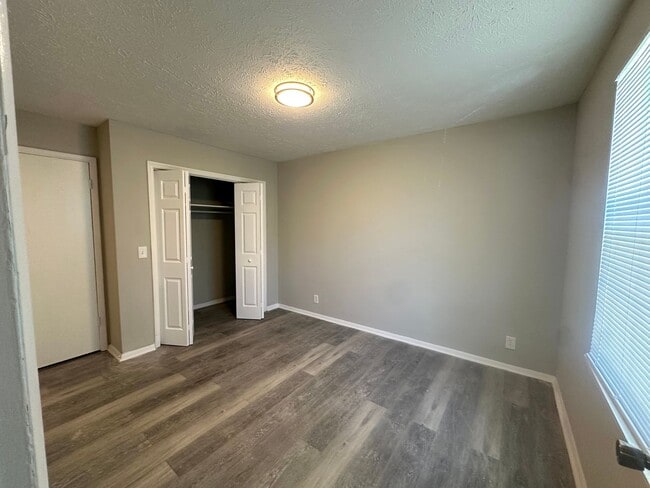 Foto del edificio - Totally Renovated!  Everything New!  Conve...