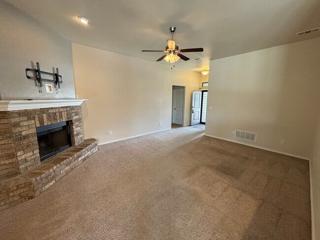 Building Photo - 3 bed 2 bath 2 car garage in Lone Star Tra...