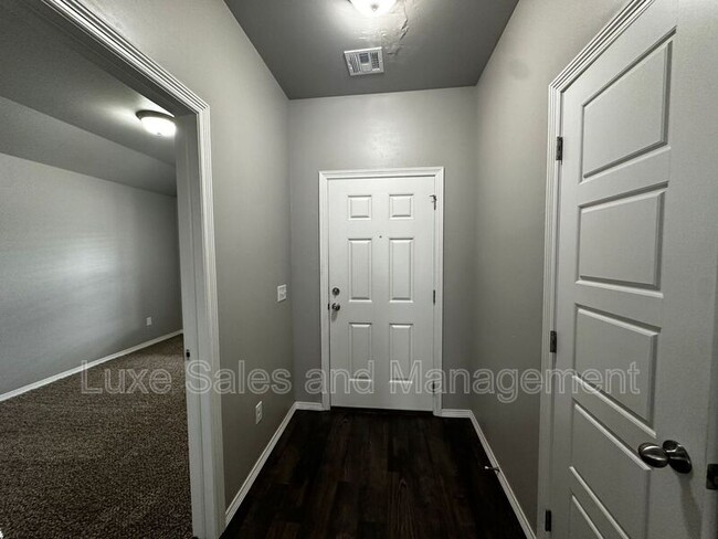 Building Photo - 2225 Fallview Dr