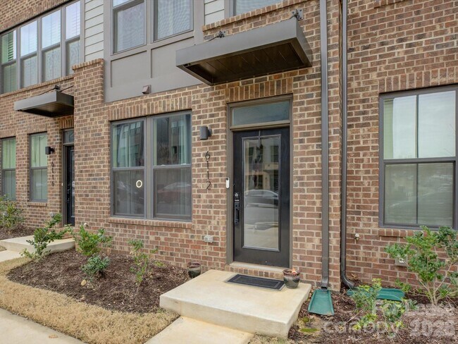 Foto del edificio - 6112 Station Crossing Ave