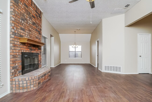 Building Photo - 812 Ironsides Ln