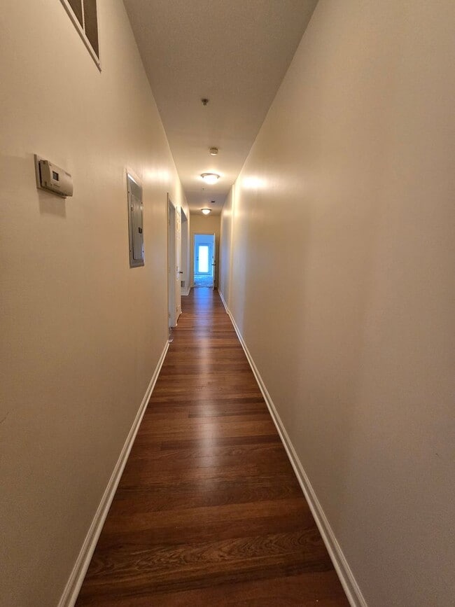 Building Photo - Spacious 3BR/2BTH w/ HW Floors, A/C, W/D, ...