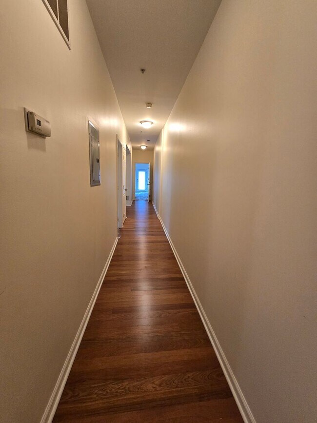 Foto del edificio - Spacious 3BR/2BTH w/ HW Floors, A/C, W/D, ...
