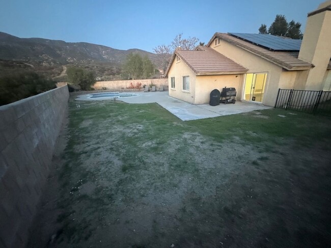 Building Photo - Great 3 bedroom 2 bath home with large yar...