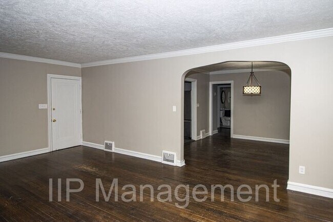 Building Photo - Shaker Heights Charm in this 4BR 2BA Tudor...