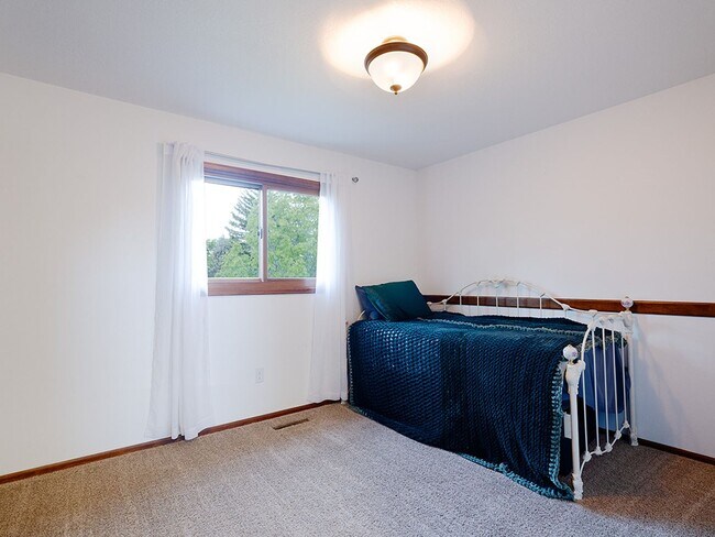 Building Photo - Spacious 4-Bedroom, 3-Bath Home with Finis...