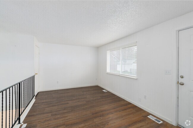 4 habitaciones, 1 baño - 1500 pies cuadrados - Sala de estar - 617 E Lacrosse Ave