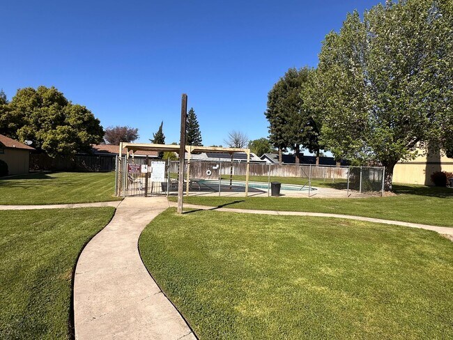 Foto del edificio - SE Visalia condo coming soon!