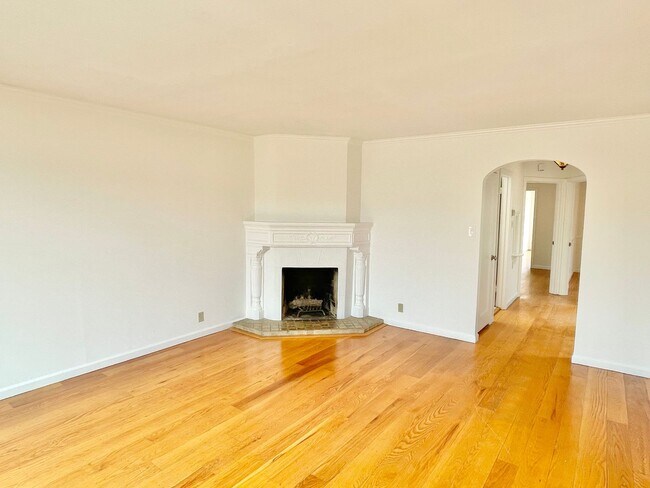 Building Photo - Beach Lover SF Home 4BR/2BA + Large Yard! ...