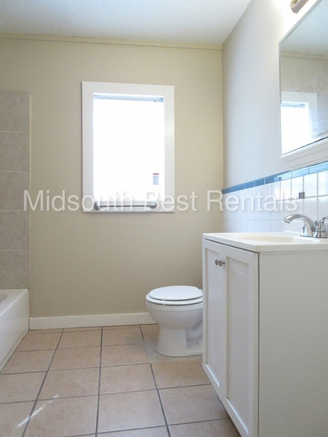 Building Photo - 613 Brister St