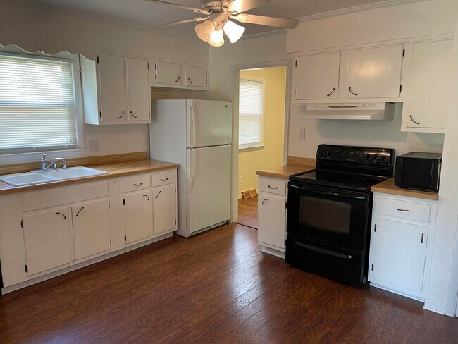 Building Photo - 139 Chantilly St