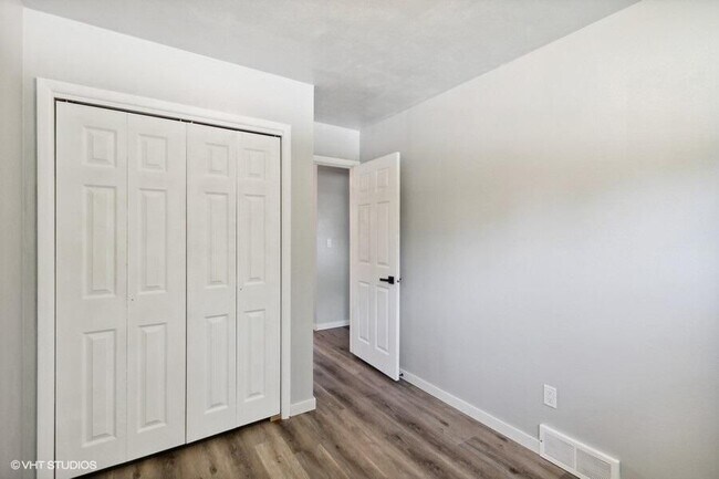 Building Photo - 1013 Hunziker Dr
