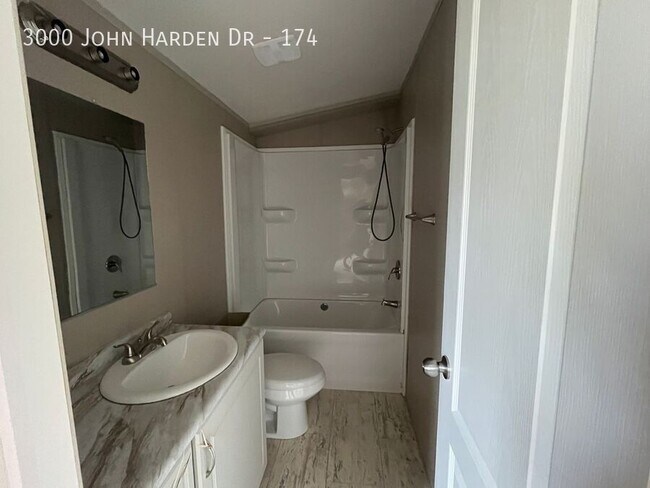 Foto del edificio - 3000 John Harden Dr