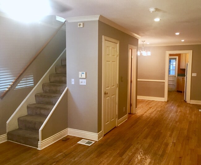 Sala de estar, comedor y escaleras - 358 N Sherman St
