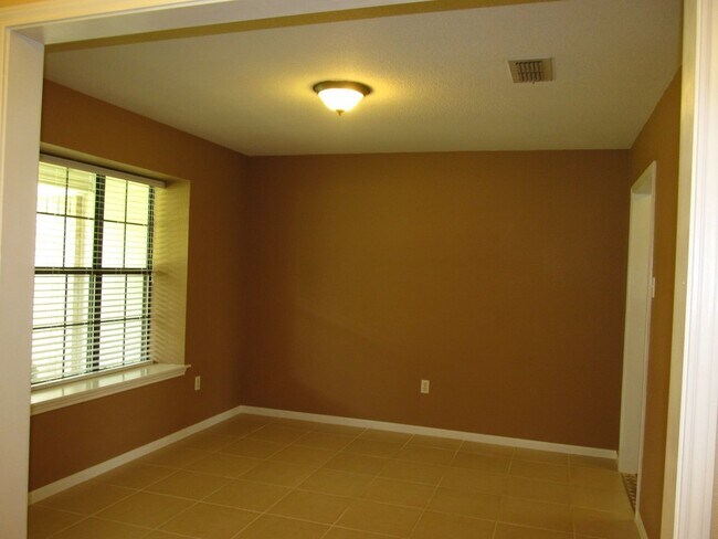 Foto del edificio - LARGE 4 BEDROOM NEAR LAKE