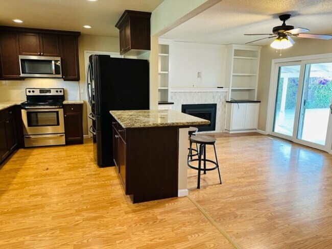 Foto del edificio - $2,300 First & Bullard 3 Bedroom, Pool, Ho...