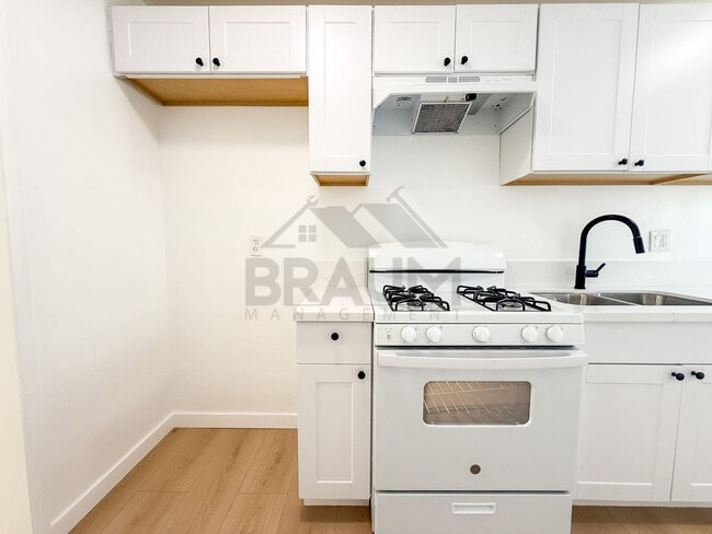 Foto del edificio - 7339 Woodman Ave