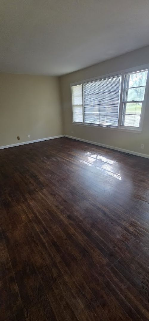 Building Photo - Three Bedroom, Two Bath