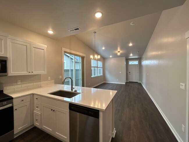 Foto del edificio - Luxury 2BR Duplex Near Old Mill District & Trails – Apply Today!