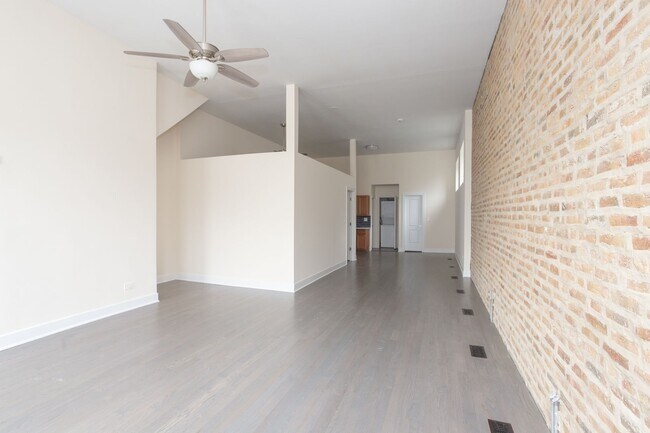 Foto del edificio - 2047 N Hoyne Ave