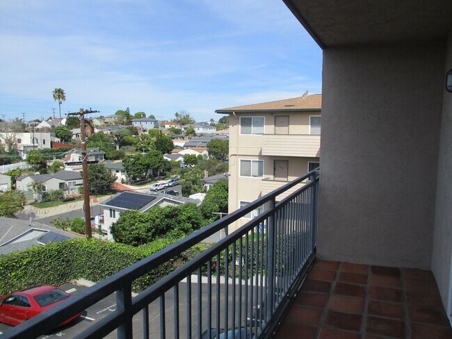 Foto del edificio - Desirable Pt Loma Fully Updated 1 BDR 1 BA Apartment.