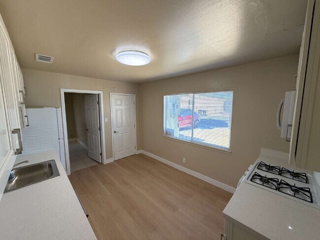Foto del edificio - "Charming 4-Bedroom Home with 2 Baths in Pittsburg – Spacious 1459 Sq Ft Gem!"