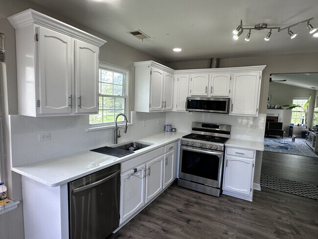 Building Photo - 202 E Fabish Dr