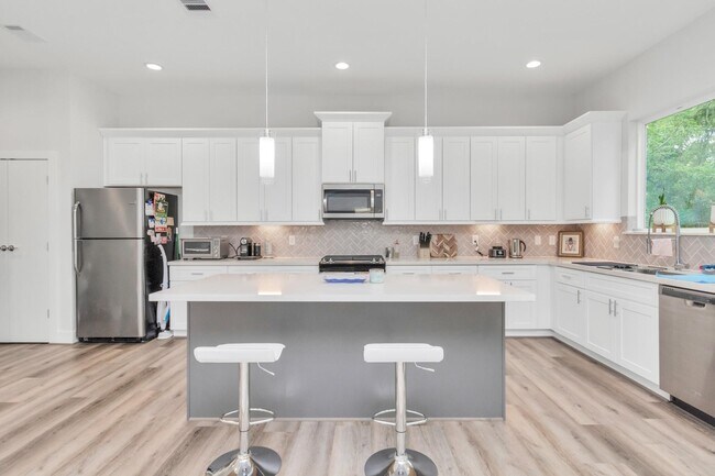 Building Photo - 3360 Pinemont Dr