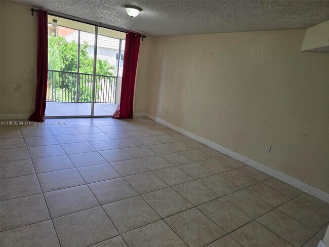 Foto del edificio - 8255 Lake Dr