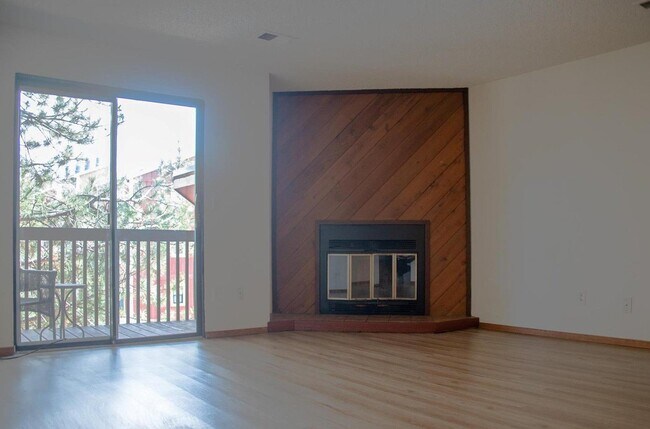 Foto del edificio - Lease pending. Updated 2 Bed, 2 Bath Large...