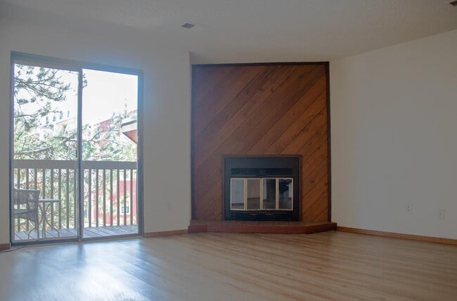 Building Photo - Lease pending. Updated 2 Bed, 2 Bath Large...
