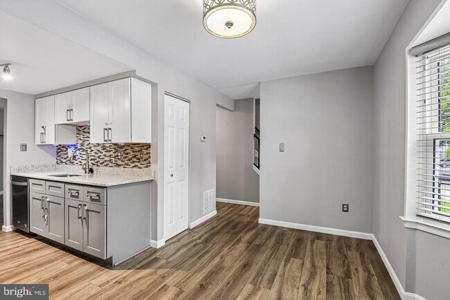 Building Photo - 1812 Foxdale Ct