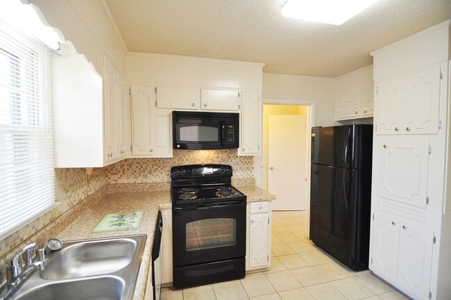 Building Photo - 2505 Lancelot Dr SE