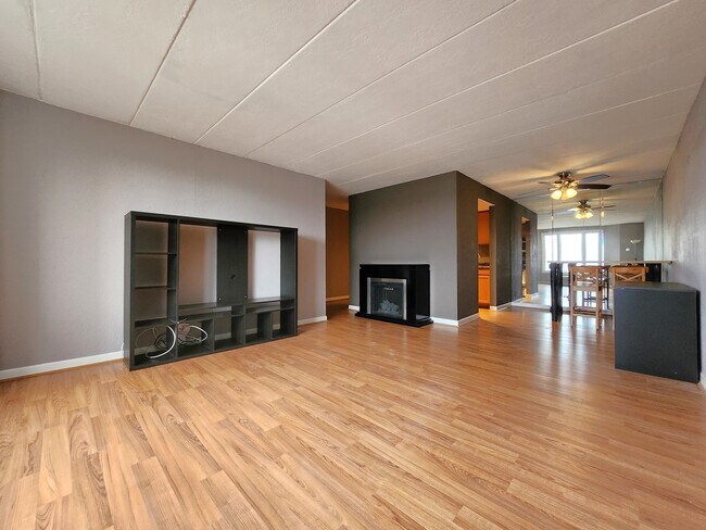 Building Photo - 1 Renaissance Pl