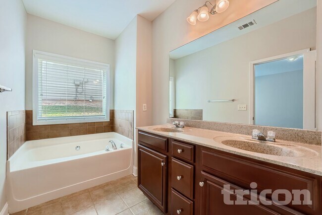 Foto del edificio - 7942 Hawks Nest Trail