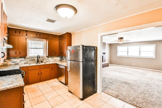 Building Photo - Pre-leasing for July!