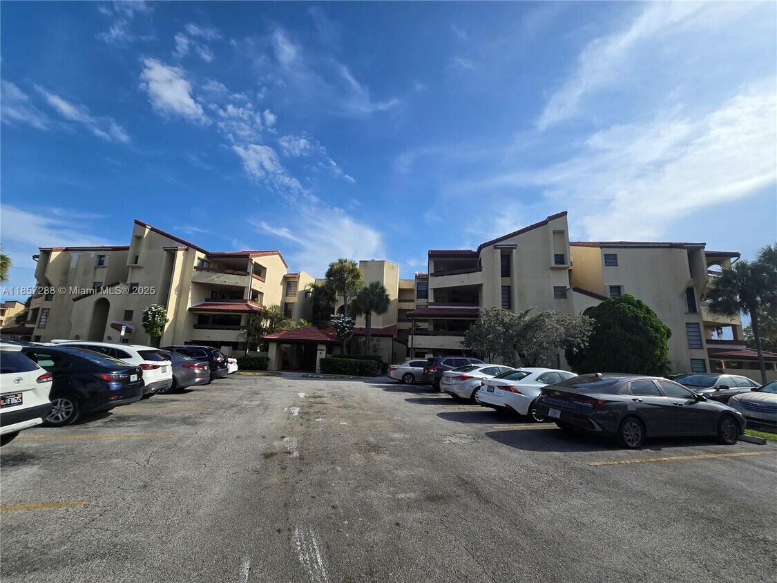Building Photo - 8850 SW 123rd Ct