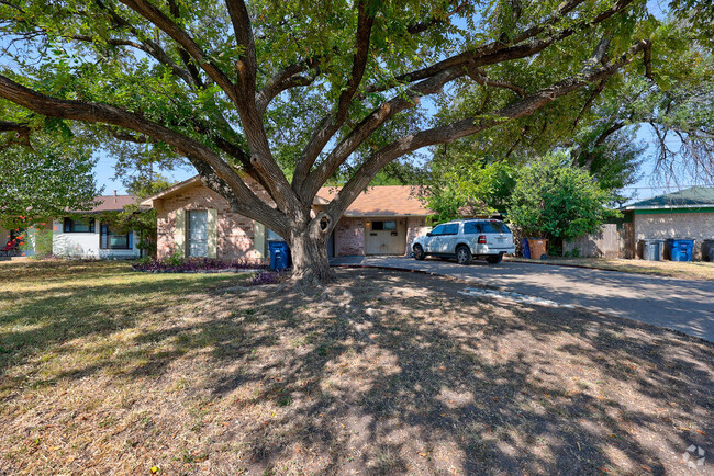 Building Photo - 8600 Woodstone Dr