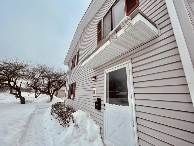 Building Photo - 102 N Salem Dr