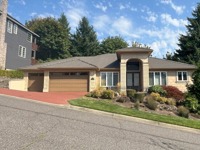 Foto del edificio - Forest-View Luxury Home with 5 Bedrooms, Luxury Primary Suite & Gourmet Kitchen